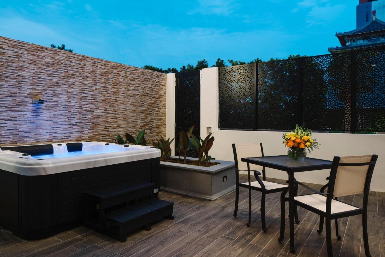 Grand Park City Hall Singapore Exterior photo A hot tub